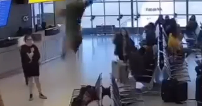ABŞ da qeyri adi OLAY Hava limanının tavanından yenot düşüb VİDEO
