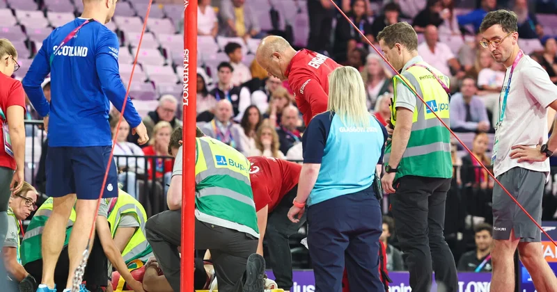Britaniyalı gimnast çıxış zamanı dirəkdən başı üstə yerə düşüb