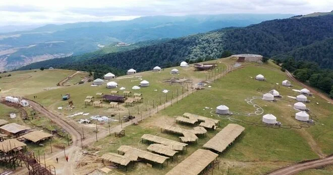 Yaylaq Festivalında taxta konstruksiya aşdı: yaralılar var