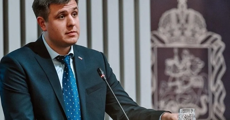İdman müəllimliyindən diplomatiya “peyğəmbərliyinə”