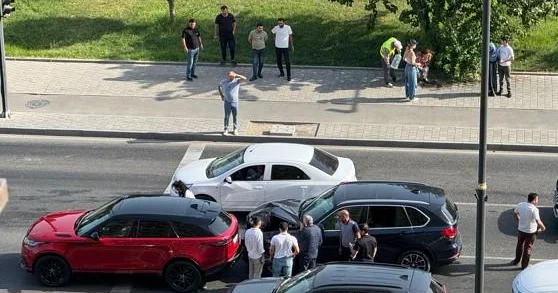 8 Noyabr prospektində qəza İki “Range Rover” toqquşdu +FOTO