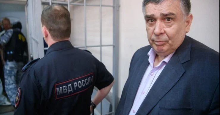 Şahin Şıxlinski toyuq hini boyda kamerada saxlanılır: Hər an ölə bilər