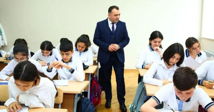 Kişi müəllimlərin azalması təhsildə balansı pozur Professor