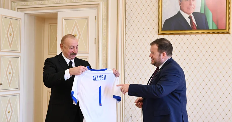 Prezident Böyük Britaniyanın dövlət nazirini qəbul edib İlham Əliyev forma hədiyyə olundu + FOTOLAR