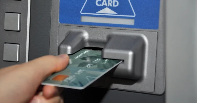 Gözünün qarşısında 2000 manat pulunu oğurladırlar DETALLAR