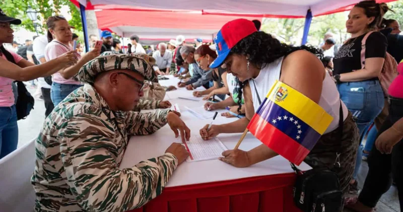 Venesuelada səfərbərlik: Maduro adam toplayır