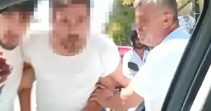 Yol verməyən sürücünün avtomobilini təpiklə vuraraq zədələdi Həbs edildi VİDEO