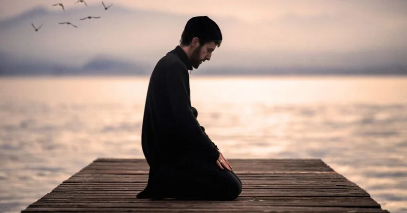 “İctimai yerlərdə başqalarını narahat etmək üçün namaz qılmaq məqbul deyil” İLAHİYYATÇI