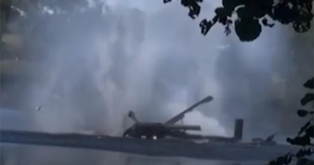 Fransada yanğına müdaxilə edən helikopter gölə çırpıldı Video
