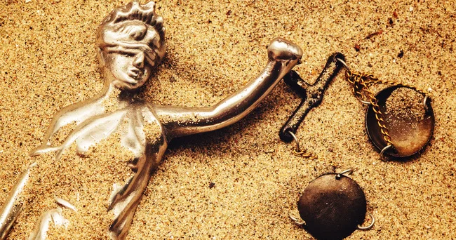 Mənzilini məcburi köçkün zəbt etdiyinə görə I qrup əlil 30 il zavodun anbarında yaşayıb: məhkəmə qərarları niyə icra olunmur?