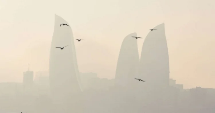 Bakıda tozlu hava
