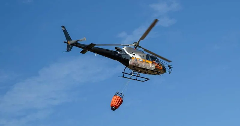 Yanğınla mübarizə aparan helikopter suya düşdü Anbaan video