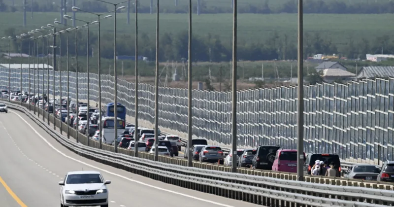 Krım körpüsündə növbələr: 560 avtomobil gözləyir