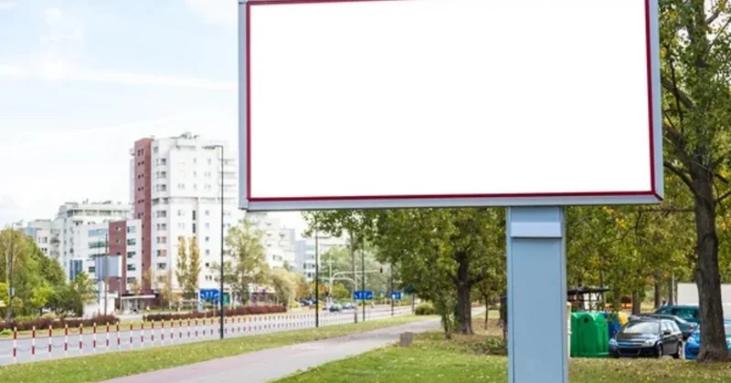 Bakıda qeyri etik reklam lövhəsi yığışdırıldı: Var yoxuna nəhlət... VİDEO