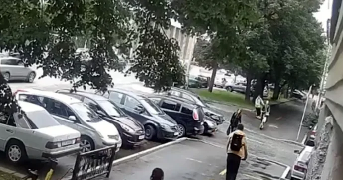 Skuter sürən qız səkidə yaşlı qadını vurub qaçdı VİDEO