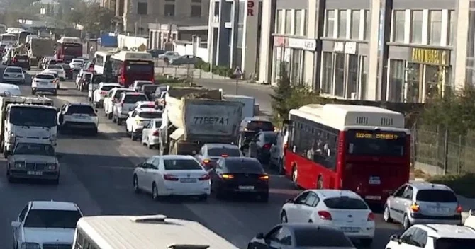 Bakının bu yollarında avtomobillərin hərəkəti çətinləşib