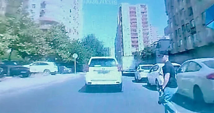Bakıda diqqətsiz piyada sürücüyə qorxu dolu anlar yaşatdı ANBAAN VİDEO