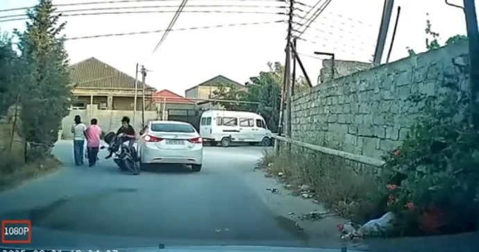 Döngəyə sürətlə girən motosikletçi maşına çırpıldı VİDEO