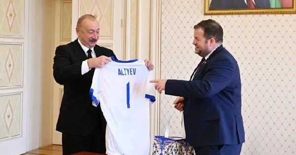 Prezidentə futbol forması hədiyyə edildi KONKRET