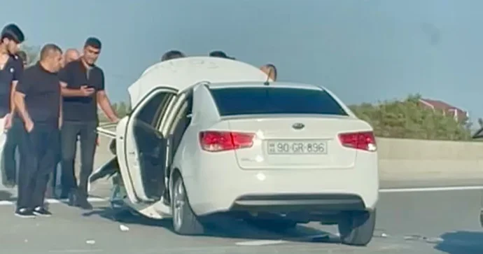 Bakı Qazax yolunda sürücü “KIA”nı ayırıcı maneəyə çırpdı VİDEO