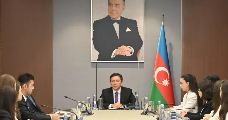 Yalçın Rəfiyev IV “Maarifçi” tələbə məzun proqramının iştirakçıları ilə görüşdü FOTO