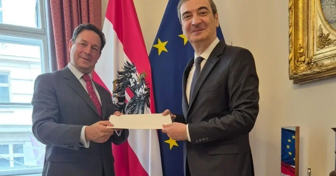Kamil Xasiyev etimadnaməsinin sürətini Maksimilian Henniqə təqdim edib