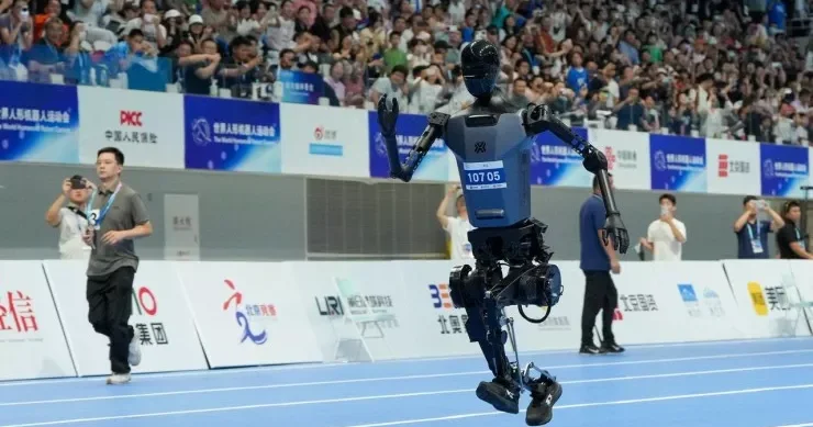 Robot Usain Boltun rekordunu keçdi amma finişdə yıxıldı