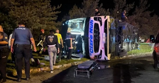Avtobus yanacaq daşıyan maşınla toqquşdu: 35 YARALI VAR