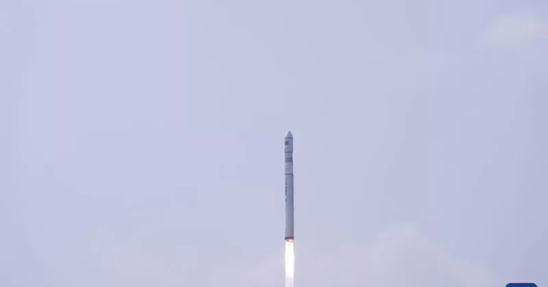 Китай вывел на орбиту семь спутников ФОТО