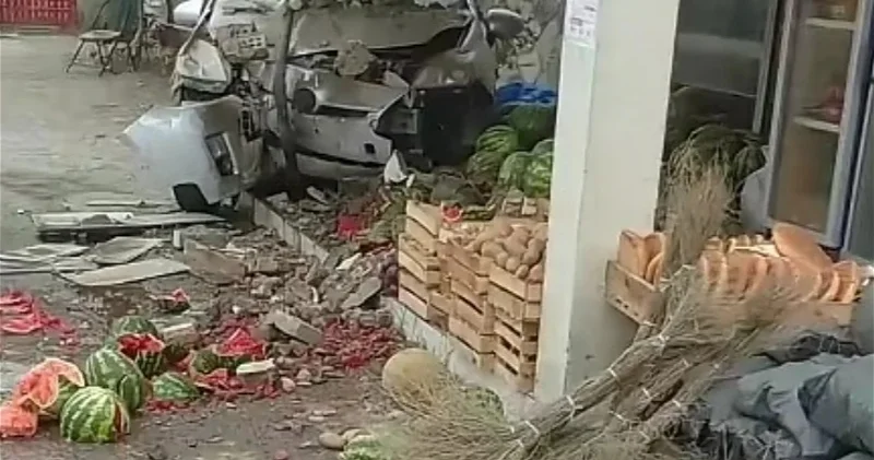 В Новханы автомобиль врезался в магазин ВИДЕО
