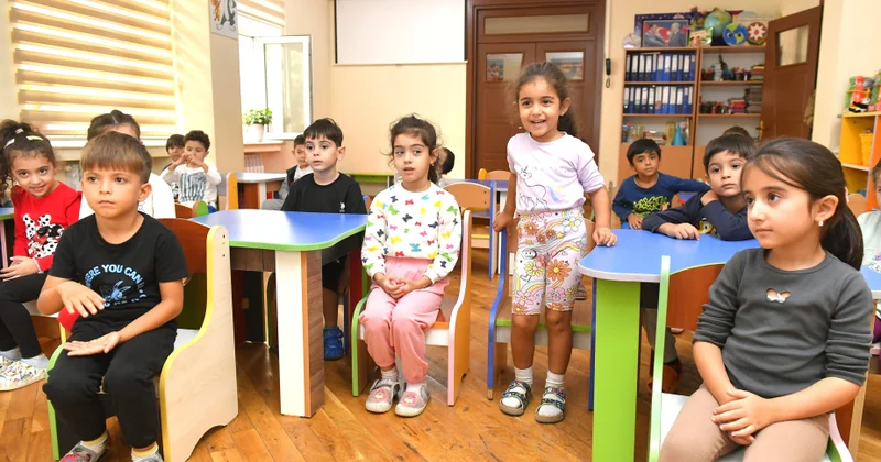 Əl ələ uşaqlığa səyahət Uşaq bağçasında bir gün