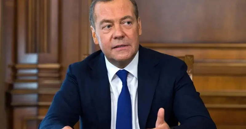 Medvedyev Zelenskini hədələdi: Gizlən!