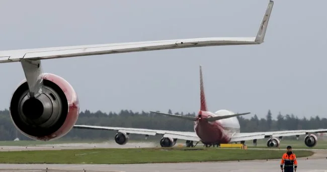 Yüzlərlə rusiyalı qorxudan iflic olub: Şeremetyevo hava limanında iki sərnişin təyyarəsi toqquşub