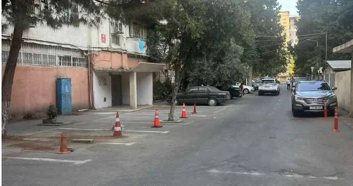 Xətaidə bina sakinləri maşınlarına yer ayırmaq üçün yolu zəbt edir FOTO