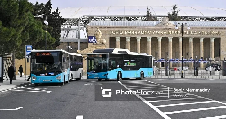 Транспортный коллапс в Баку: пассажиры часами ждут автобусы на остановках