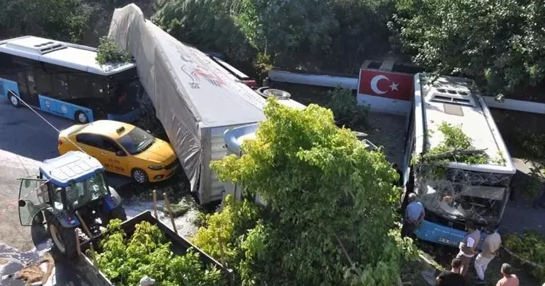 Manisada TIR körpüdən uçdu ölən və yaralananlar var