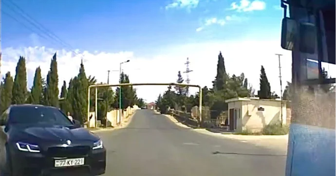 Qaraçuxurda əks yola çıxan sürücü qəzadan möcüzəvi şəkildə qurtuldu REAL VİDEO