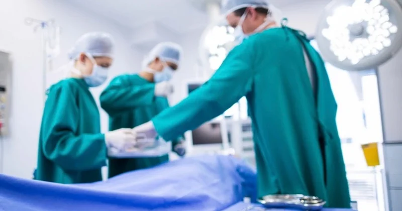 Bakıda 9 yaşlı uşağın bağırsağından yad cisimlər çıxarılıb