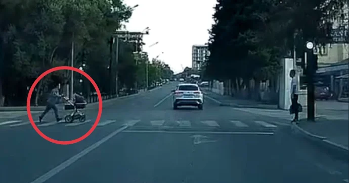 Qırmızı işıqda uşaq arabası ilə yola qaçan qadın təhlükə yaratdı VİDEO