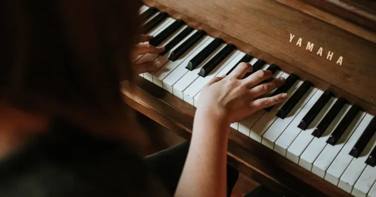 Musiqi alətində çalmaq xroniki ağrını AZALDIR