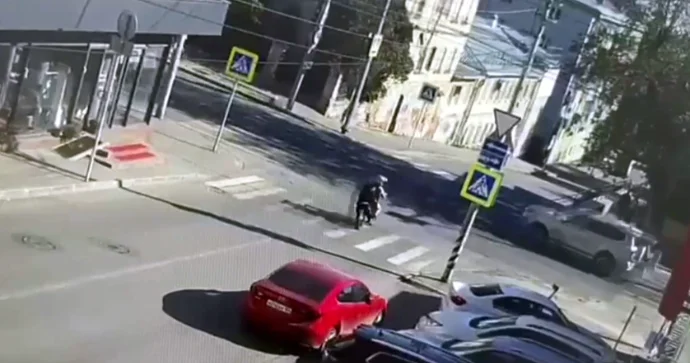 Yol polisindən qaçan motosiklet sürücüsü “Toyota”ya çırpılıb havaya uçdu VİDEO