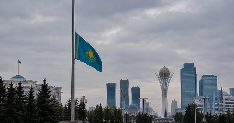 Qazaxıstanda bayraqlar endirildi VİDEO