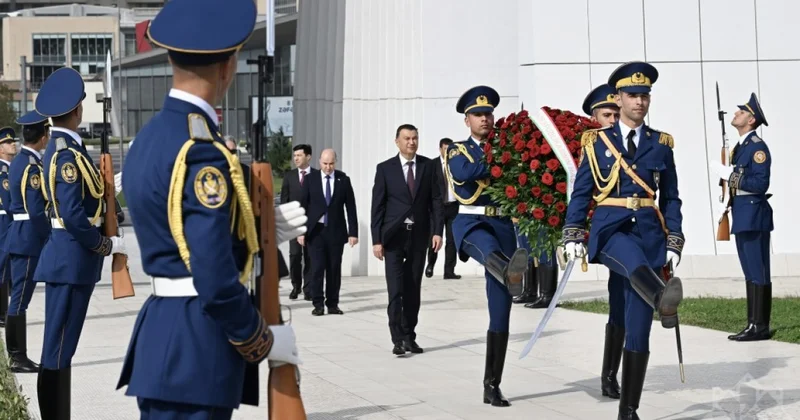 Tacikistanın Baş naziri Zəfər parkını ziyarət edib