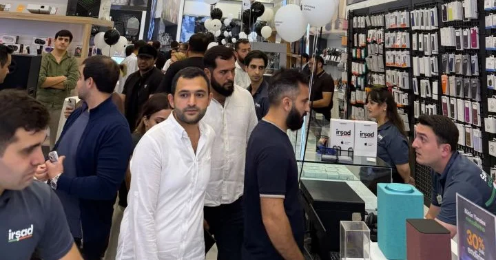 Bakıda iPhone 18 Pro üçün gecə yarısı izdiham FOTOLAR