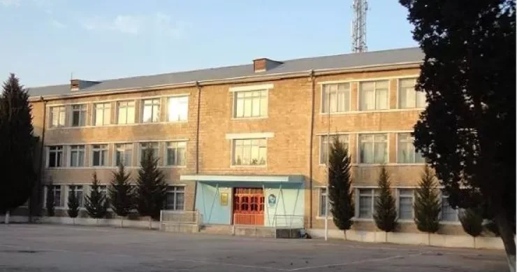 Sumqayıt məktəbində 1 tualet var Qız valideynlərindən NARAZILIQ