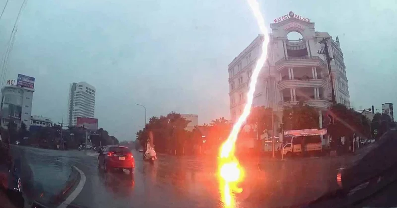 Во Вьетнаме молния ударила в мотоциклистку на ходу