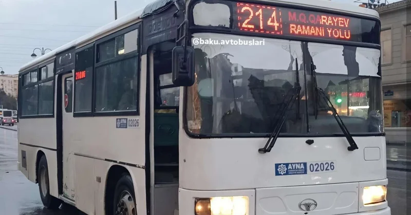 Bakıda avtobusda DAVA: Sürücü sərnişinə söydü, şüşəyə zərbələr endirdi VİDEO