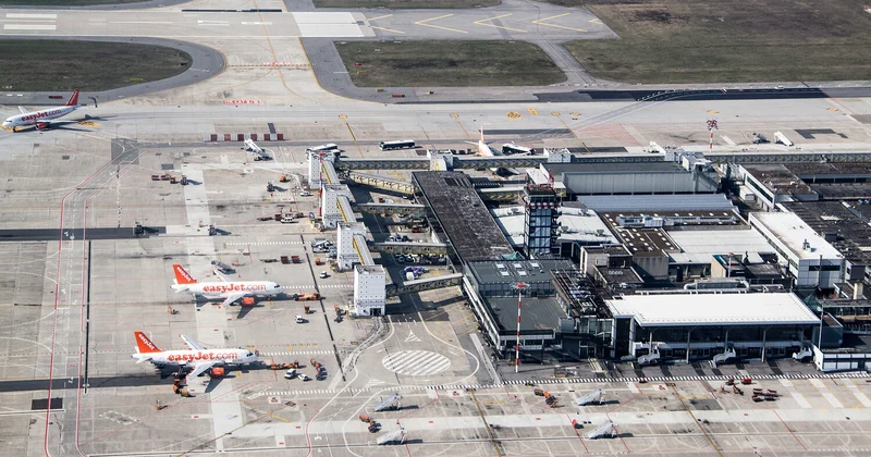 Adını aeroporta verdilər