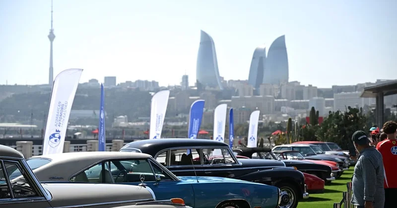 Bakıda “Formula 1” Qran prisi çərçivəsində klassik avtomobillər sərgilənir FOTO