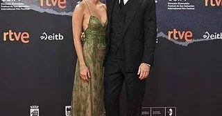 Bred Pittin gənc sevgilisi İnes de Ramon onu film festivalında şəffaf geyimdə dəstəkləyib